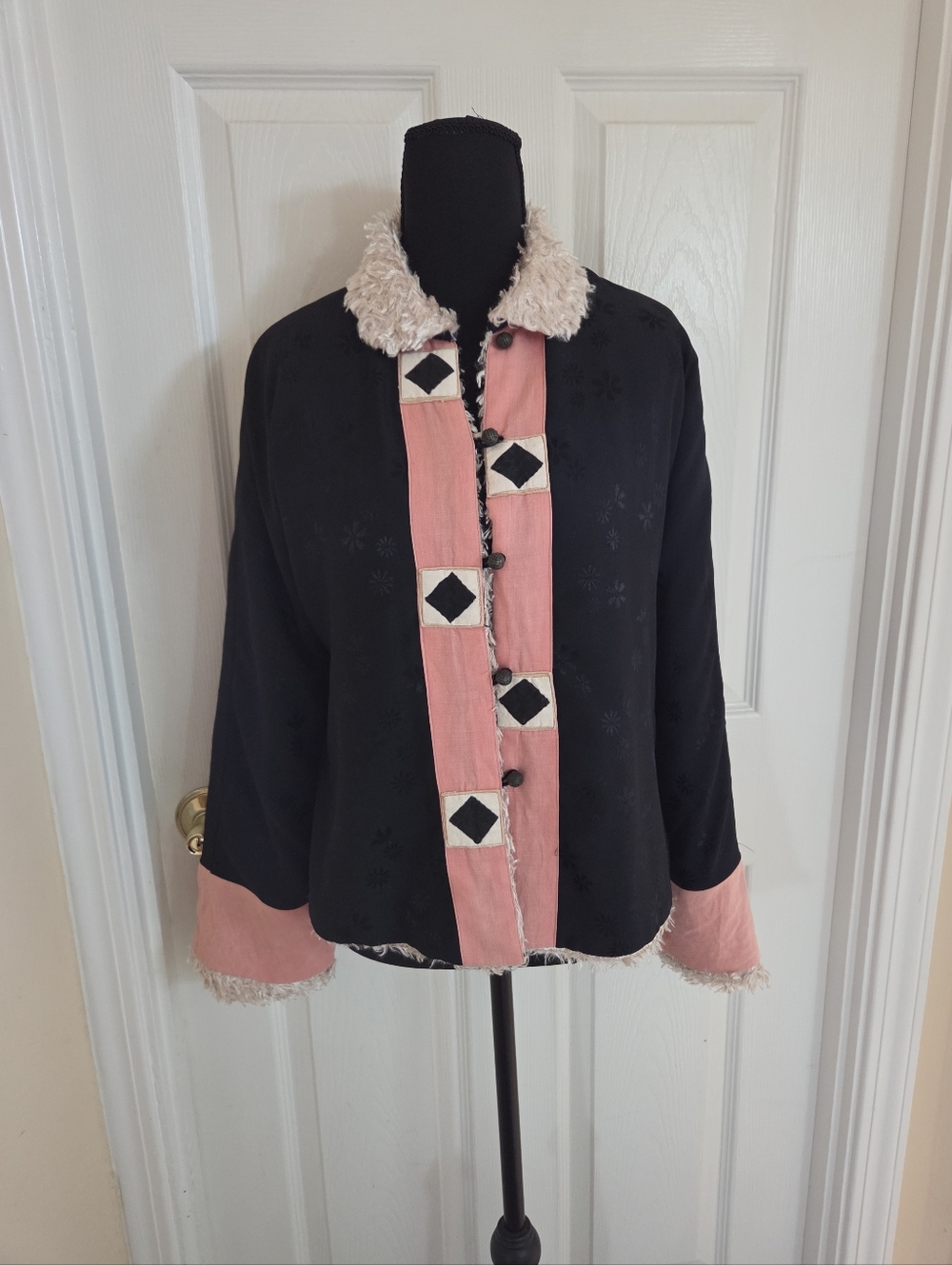 Black and pink 100% Silk Oriental design jacket with faux fur lining Boho 90s M